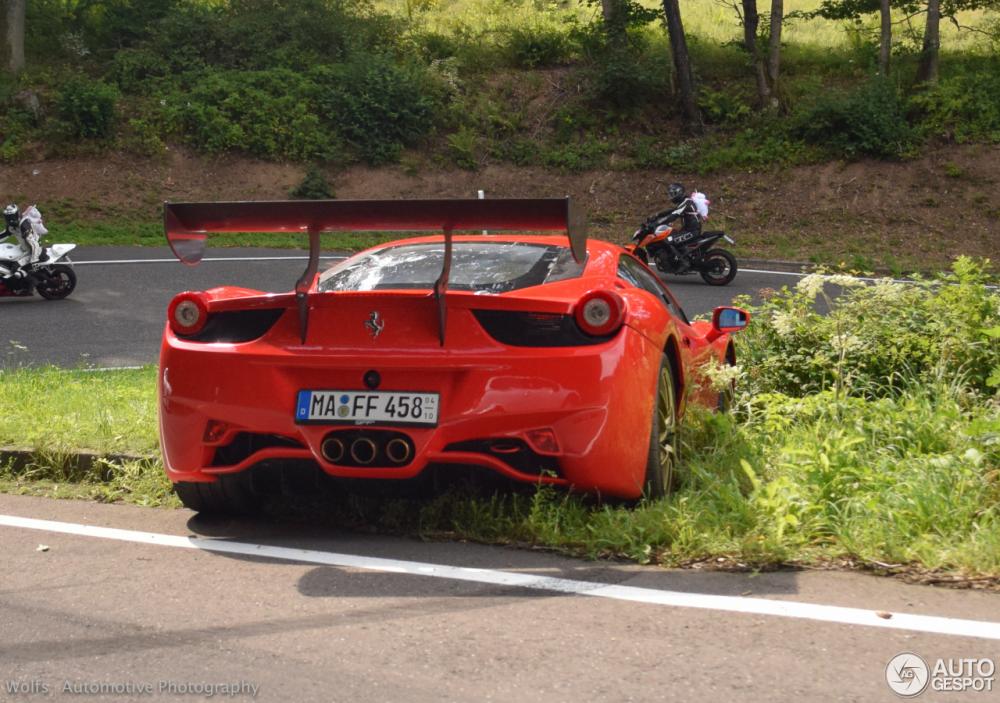 Đây là chiếc Ferrari 458 Challenge Evoluzione hiếm hoi lăn bánh ngoài đời thực nhưng không may gặp nạn
