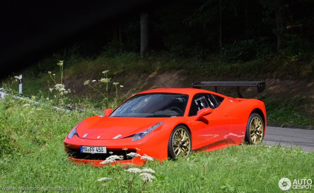 Chiếc Ferrari 458 Challenge Evoluzione đã đáp cánh sai chỗ nên lao vào bãi cỏ