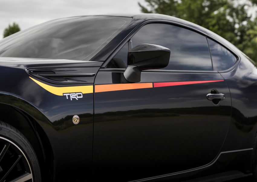 Chi tiết đồ họa 3 màu trên Toyota 86 TRD Special Edition