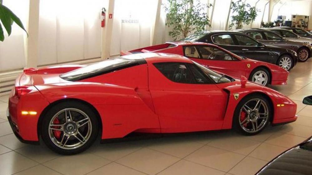 Siêu xe Ferrari Enzo này có màu đỏ Rosso Scuderia Siêu xe Ferrari Enzo này có màu đỏ Rosso Scuderia