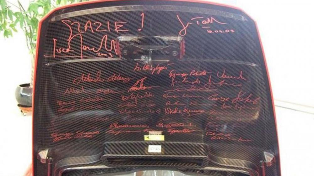 Dưới nắp capô chi chít chữ ký của ban lãnh đạo Ferrari cũng như cựu tay đua Công thức 1 từng bảy lần giành chức vô địch thế giới Dưới nắp capô chi chít chữ ký của ban lãnh đạo Ferrari cũng như cựu tay đua Công thức 1 từng bảy lần giành chức vô địch thế giới