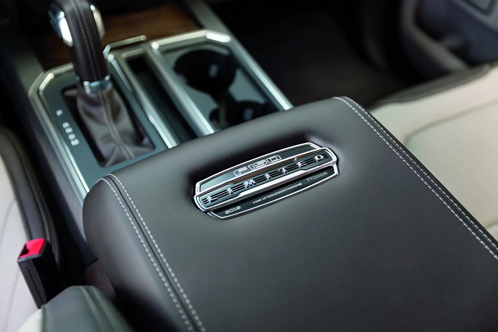 Tấm biển nhỏ ở bệ nghỉ tay của Ford F-150 Limited 2019  Tấm biển nhỏ ở bệ nghỉ tay của Ford F-150 Limited 2019