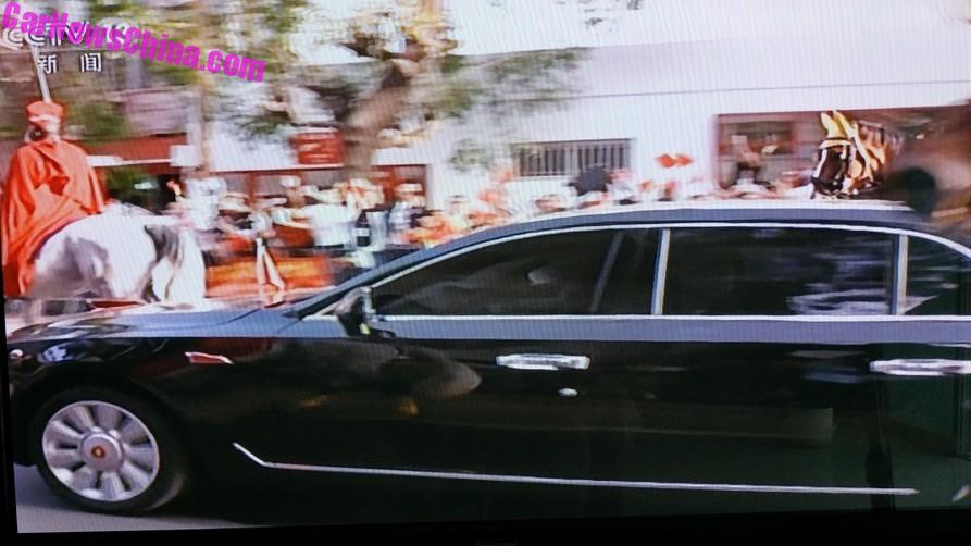 Logo bông hoa hướng dương trên bánh xe và logo cờ đỏ ở chắn bùn trước của Hồng Kỳ N501 Logo bông hoa hướng dương trên bánh xe và logo cờ đỏ ở chắn bùn trước của Hồng Kỳ N501