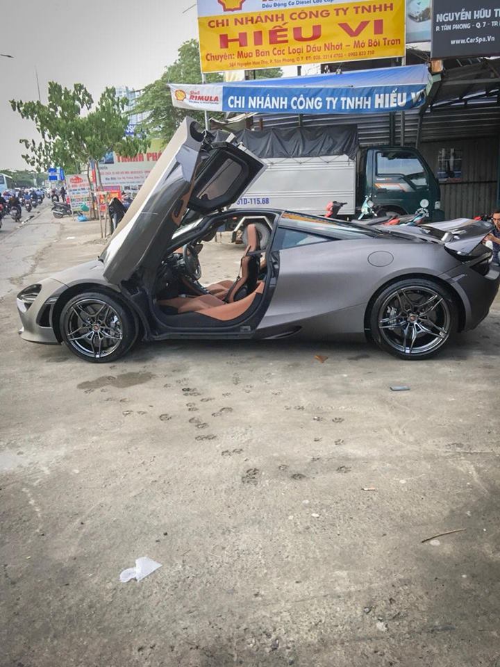 Bộ mâm của xe cũng được cho khoác áo đen tông xuyệt tông ngoại thất Bộ mâm của xe cũng được cho khoác áo đen tông xuyệt tông ngoại thất