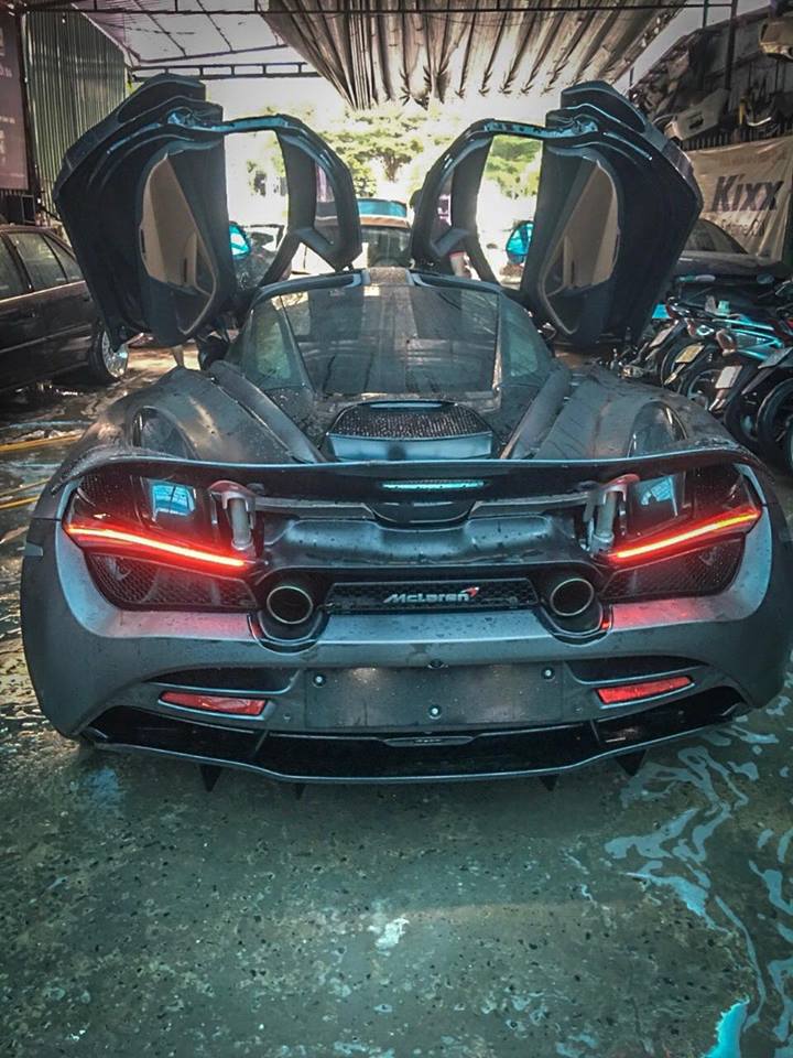 McLaren 720S Batman tung cánh trong garage chăm sóc xe McLaren 720S Batman tung cánh trong garage chăm sóc xe