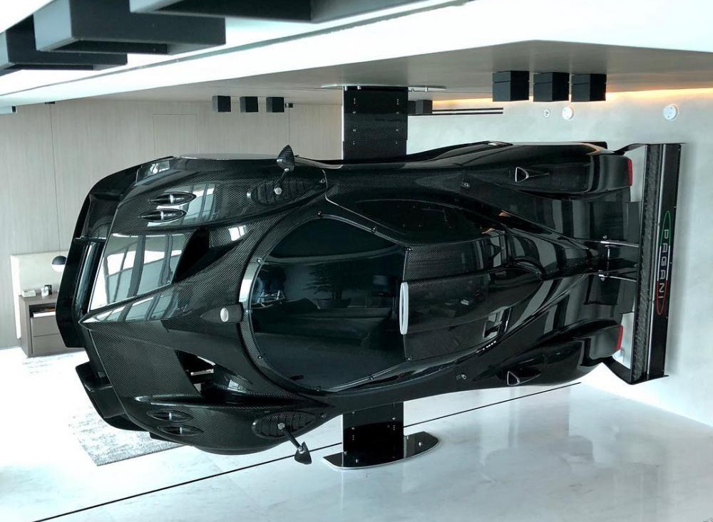 Ý tưởng treo một chiếc siêu xe Pagani để ngăn cách phòng cách là khá lạ