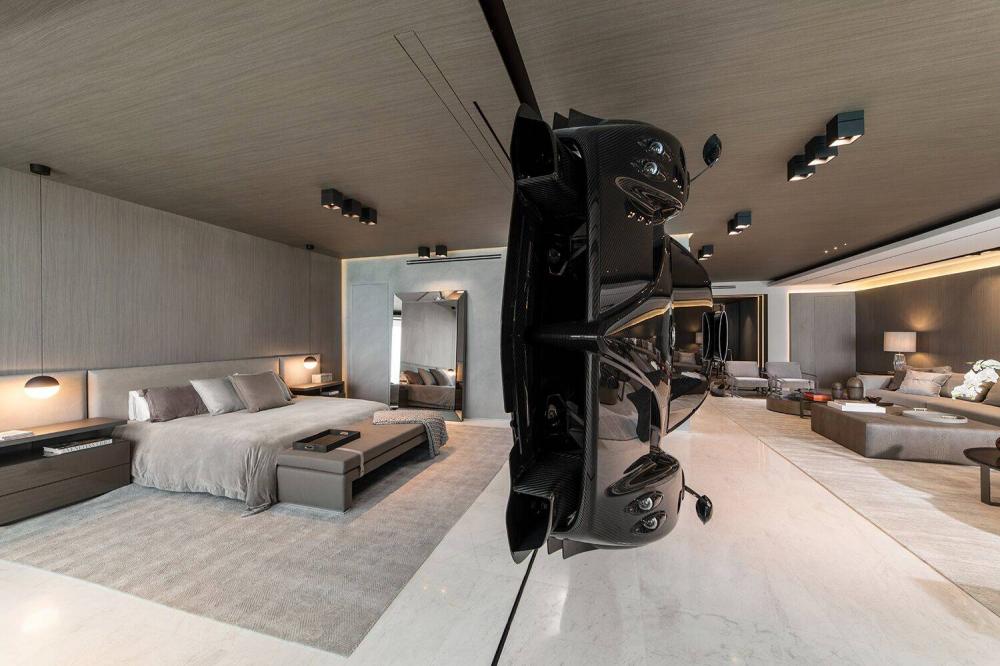 Chiếc Pagani Zonda Revolucion Black Minion treo phòng khách của Pablo Perez Companc 