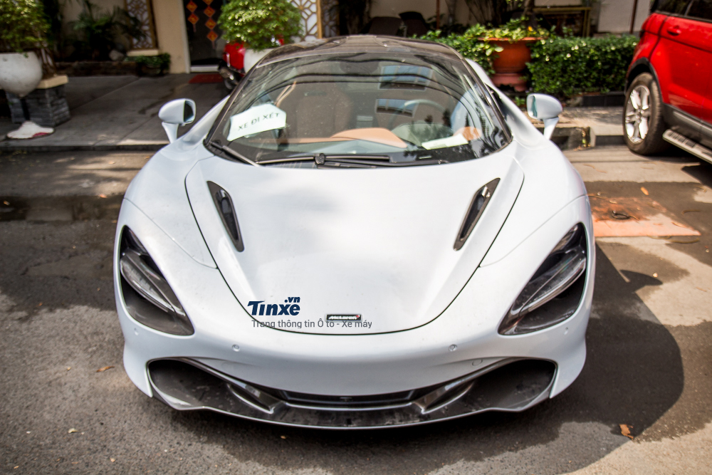 McLaren 720S đầu tiên xuất hiện tại Việt Nam có ngoại thất trắng Glacier McLaren 720S đầu tiên xuất hiện tại Việt Nam có ngoại thất trắng Glacier