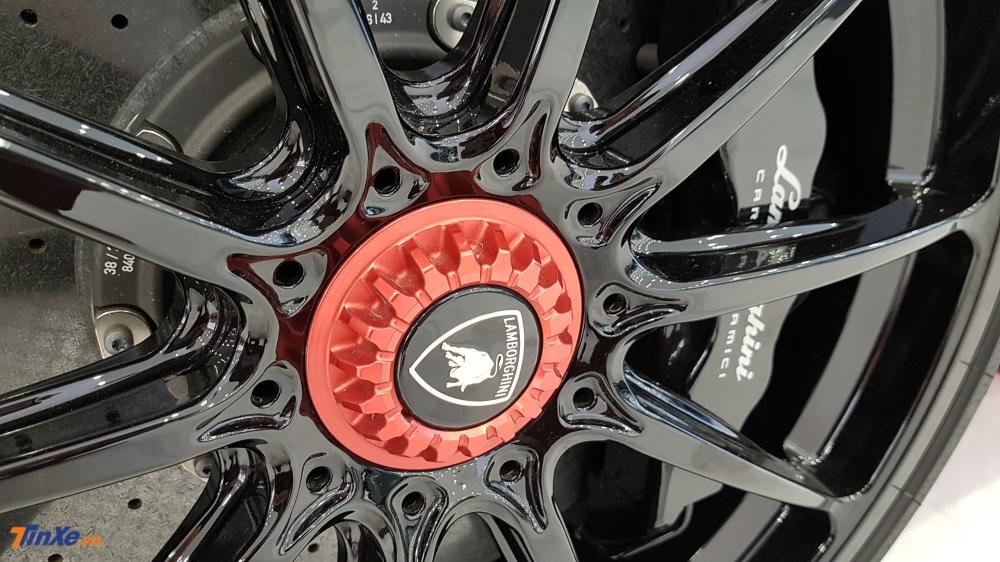 Tạo điểm nhấn cho bộ vó của chiếc Lamborghini Huracan LP610-4 màu đỏ này chính là bộ khoá bánh xe màu đỏ
