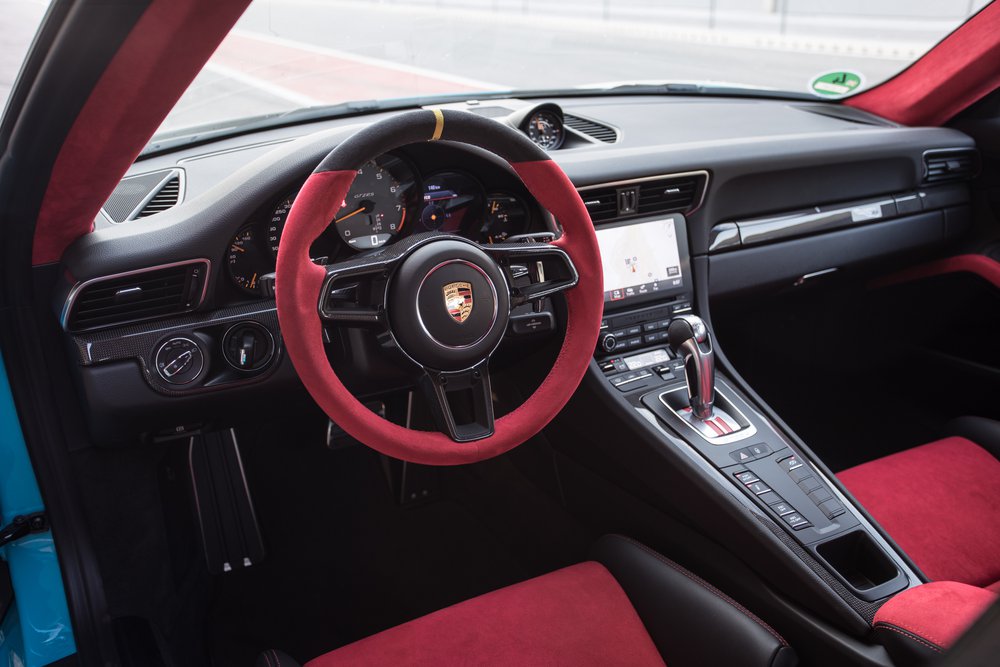 Nội thất bên trong siêu xe Porsche 911 GT2 RS 2018