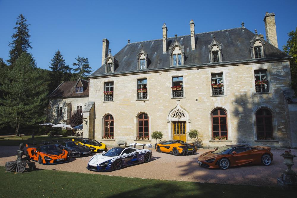 Ngoài ra chuyến hành trình này còn có 1 chiếc McLaren 720S màu cam và 600LT