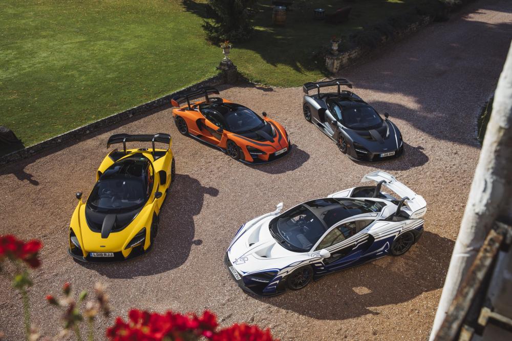 Trong chuyến hành trình này còn có 3 chiếc McLaren Senna khác mang các màu như vàng, đen và cam