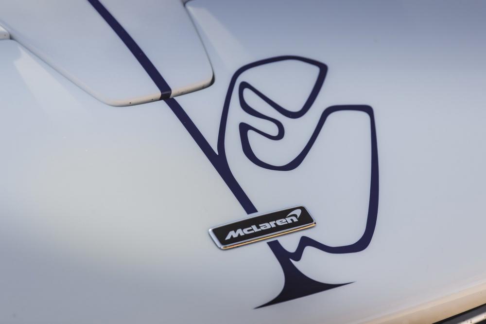 Bộ áo của xe phối 2 tông màu trắng và xanh đẹp mắt