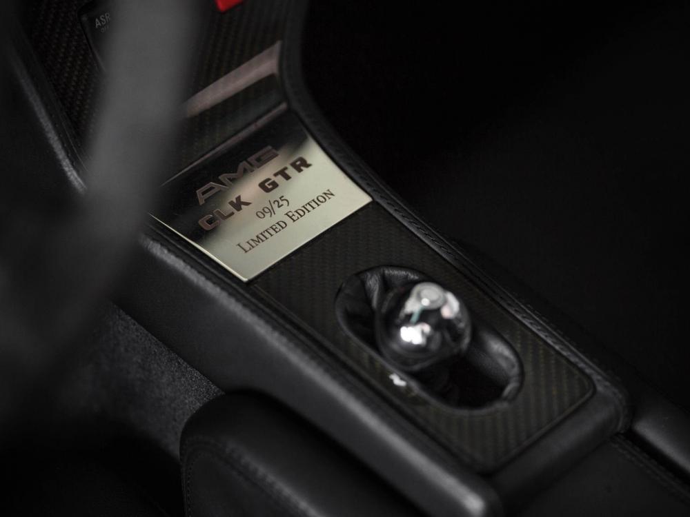 Ở giữa bảng điều khiển trung tâm có huy hiệu 09/25