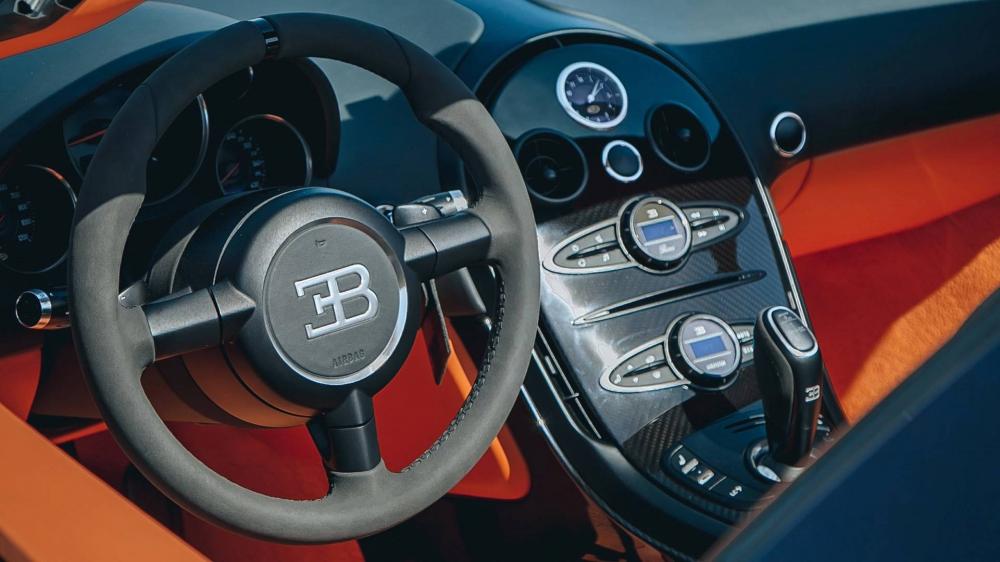 Nội thất chiếc Bugatti Veyron Grand Sport Vitesse đang rao bán có màu nâu và sợi carbon đen bóng Nội thất chiếc Bugatti Veyron Grand Sport Vitesse đang rao bán có màu nâu và sợi carbon đen bóng
