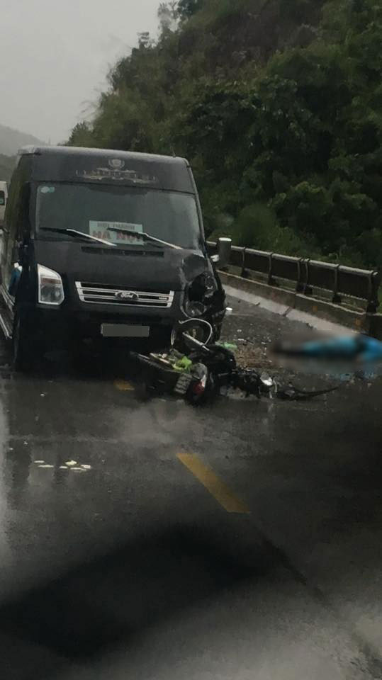 Chiếc xe khách limousine bị biến dạng đầu xe