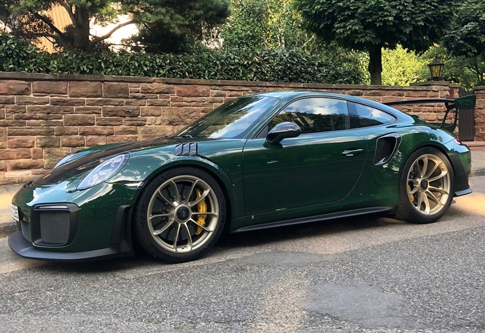 Porsche 911 GT2 RS 2018 với màu sơn British Racing Green Porsche 911 GT2 RS 2018 với màu sơn British Racing Green