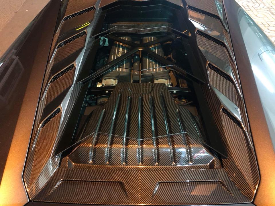 Hay nắp khoang động cơ bằng sợi carbon của hãng Mansory