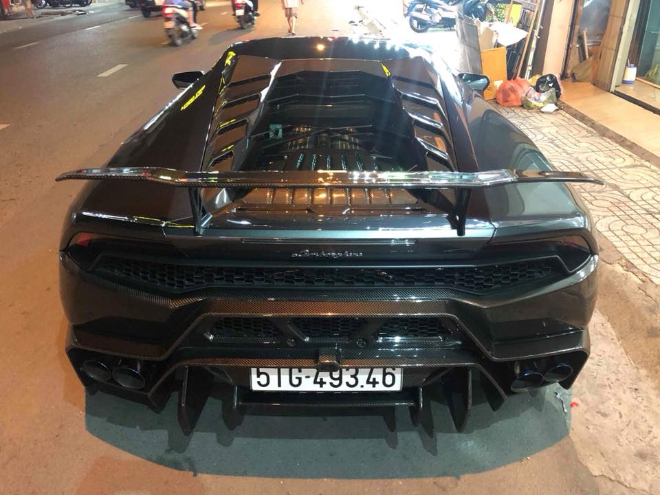 Đây là ngoại thất của siêu xe Lamborghini Huracan sau khi độ body kit Novara Edizione độc nhất Việt Nam.