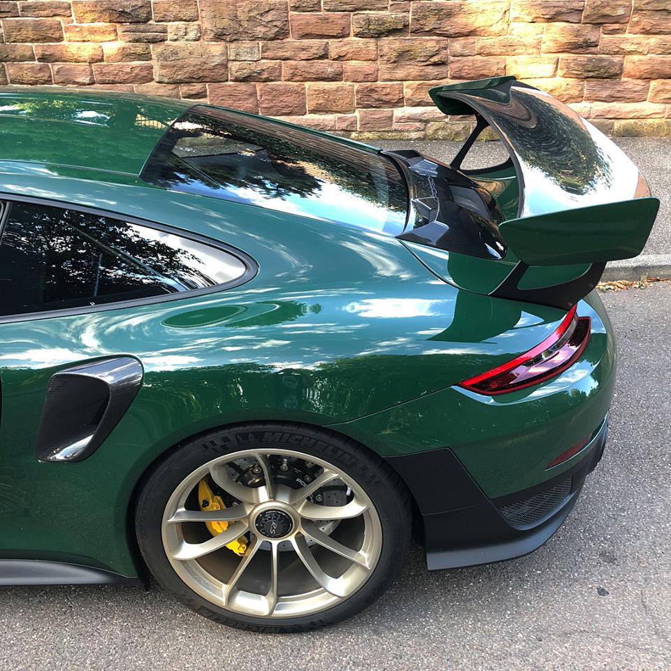 Mức giá bán chính hãng khởi điểm của chiếc 911 GT2 RS 2018 tại Việt Nam là 19,1 tỷ Đồng Mức giá bán chính hãng khởi điểm của chiếc 911 GT2 RS 2018 tại Việt Nam là 19,1 tỷ Đồng