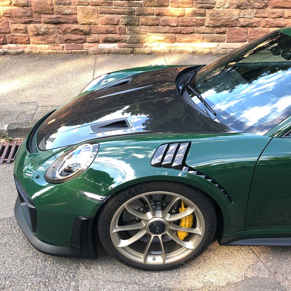 Bộ áo British Racing Green kết hợp cùng với nhiều chi tiết bằng sợi carbon Bộ áo British Racing Green kết hợp cùng với nhiều chi tiết bằng sợi carbon