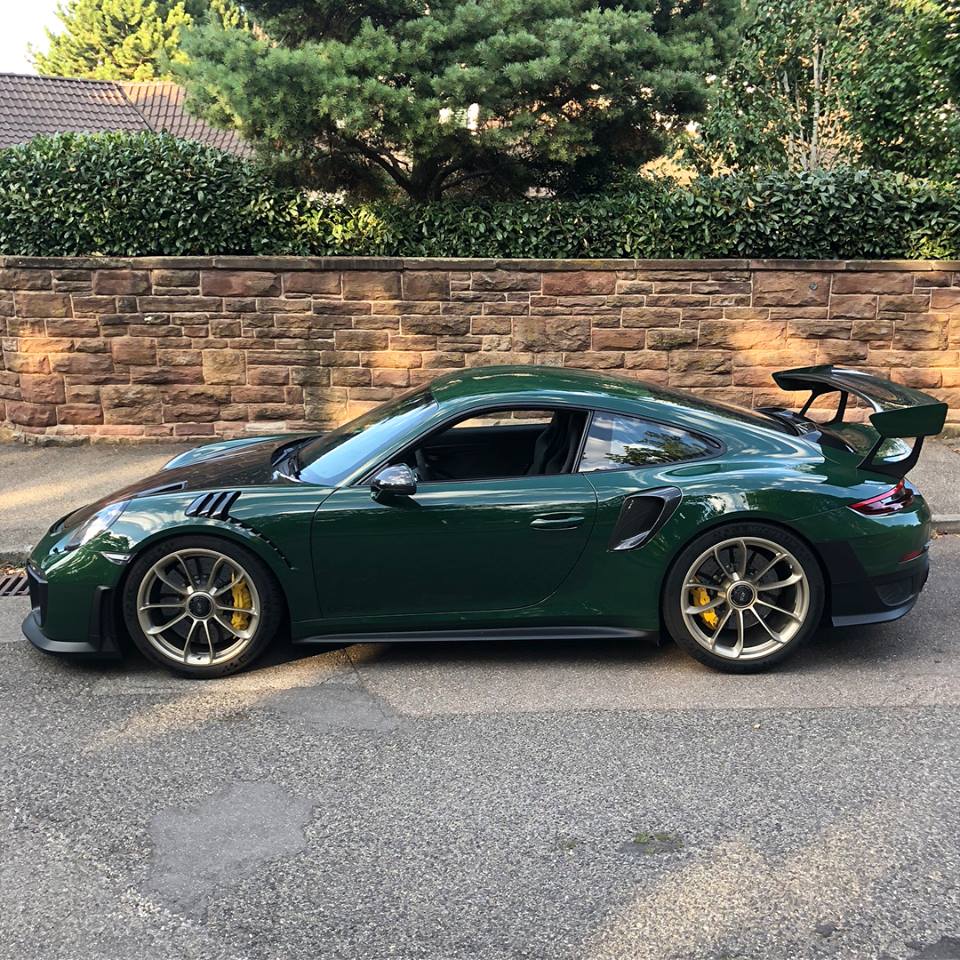British Racing Green là màu sơn rất ít được nhìn thấy trên mẫu siêu xe của Porsche 911 GT2 RS 2018 British Racing Green là màu sơn rất ít được nhìn thấy trên mẫu siêu xe của Porsche 911 GT2 RS 2018