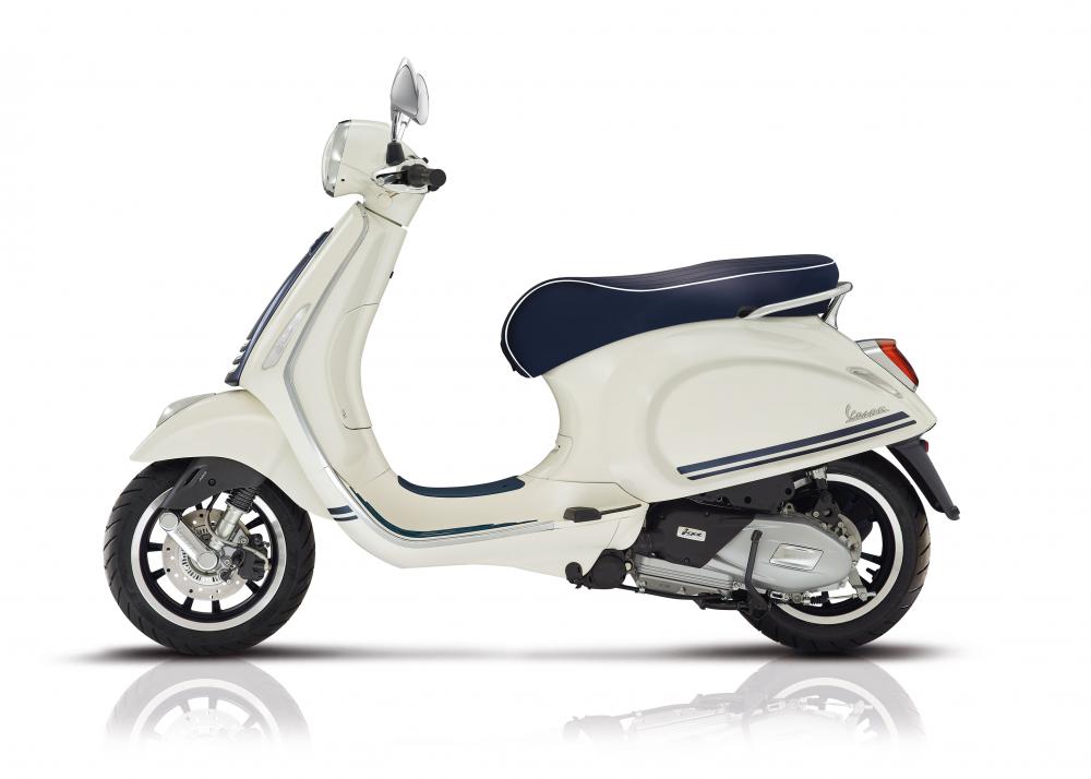 Những đường kẻ màu xanh dương cùng yên xe đươc thiết kế riêng tạo nên nét nổi bật cho Vespa Primavera Yatch Club. Những đường kẻ màu xanh dương cùng yên xe đươc thiết kế riêng tạo nên nét nổi bật cho Vespa Primavera Yatch Club.