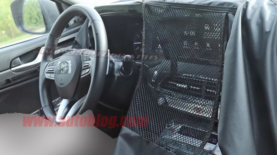 Bên trong Hyundai Palisade 2020 có nhiều nút bấm màu bạc và chi tiết ốp bằng hợp kim