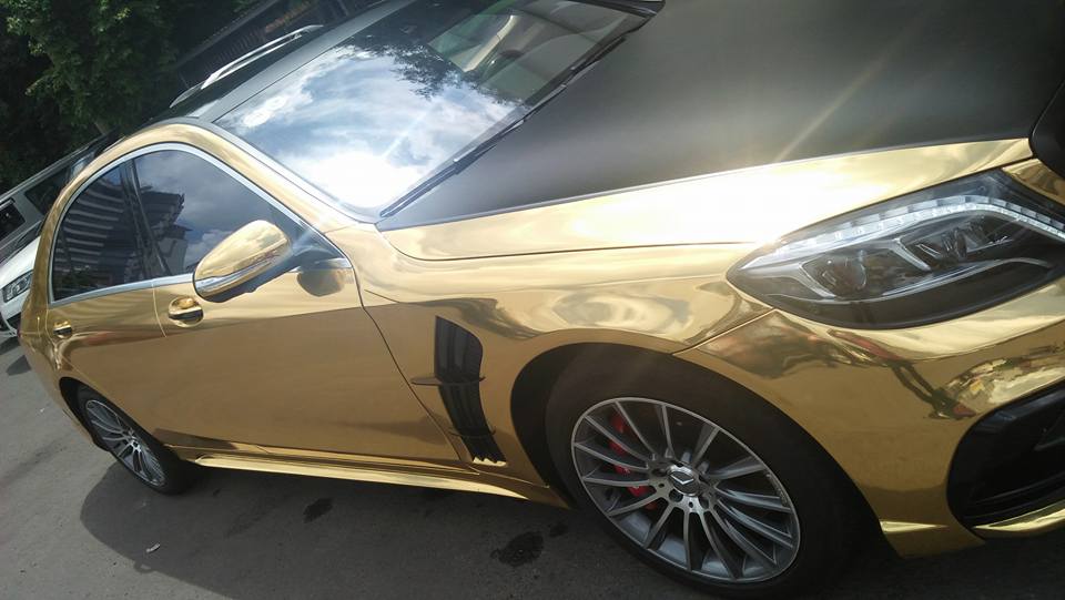 Chiếc Mercedes-Benz S-Class mạ vàng còn được chủ nhân trang bị bộ bodykit của hãng độ danh tiếng Wald International