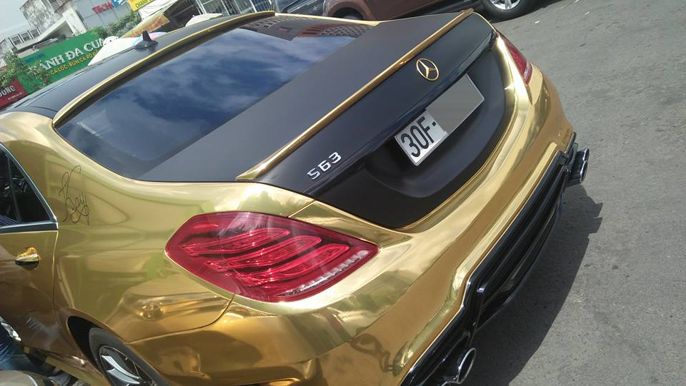 Cản va sau của chiếc Mercedes-Benz S-Class độ body kit Sports Line Black Bison Edition hầm hố hơn so với xe nguyên bản. Ngoài ra bản độ này còn có chụp ống xả kép và đuôi cá nhỏ
