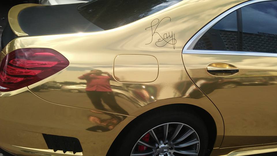 Bộ áo vàng crôm bóng loáng hiện hẳn ngời chụp ảnh chiếc Mercedes-Benz S-Class này