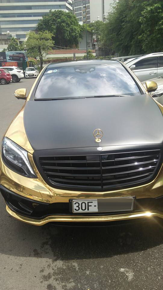 Chiếc xe sang Mercedes-Benz S-Class tại Hà Nội thay đổi màu sơn theo phong cách Dubai