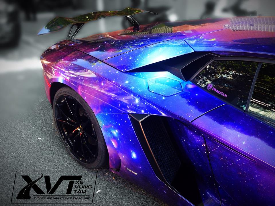 Cận cảnh bộ áo dải thiên hà trên siêu xe Lamborghini Aventador LP700-4 tại Vũng Tàu Cận cảnh bộ áo dải thiên hà trên siêu xe Lamborghini Aventador LP700-4 tại Vũng Tàu