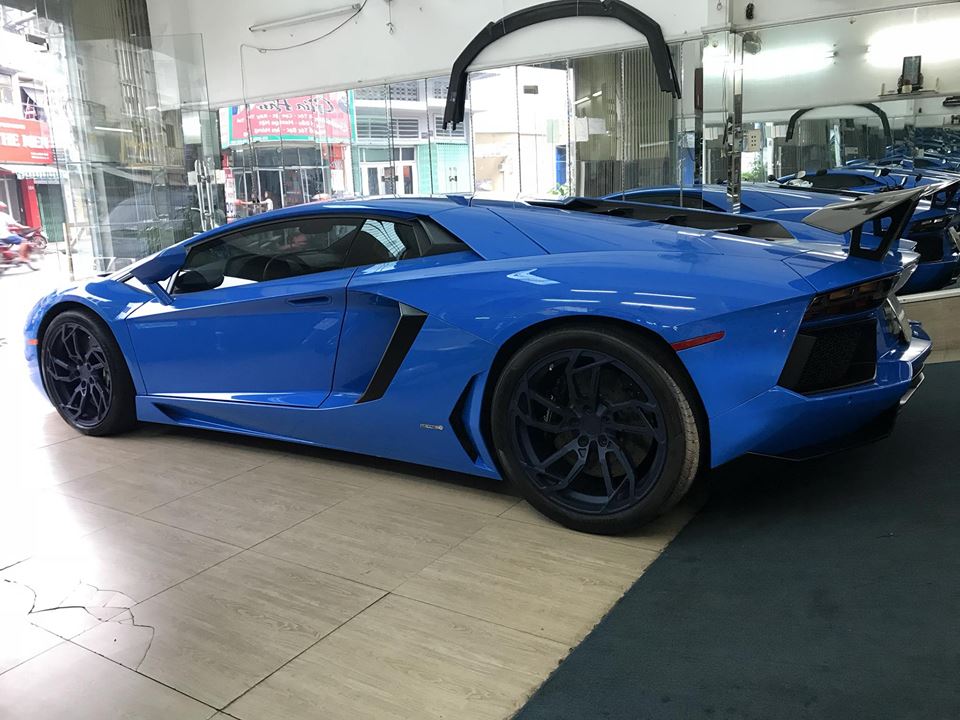 Đây là bộ áo nguyên bản của siêu xe Lamborghini Aventador LP700-4 đang khoác áo dải thiên hà Đây là bộ áo nguyên bản của siêu xe Lamborghini Aventador LP700-4 đang khoác áo dải thiên hà