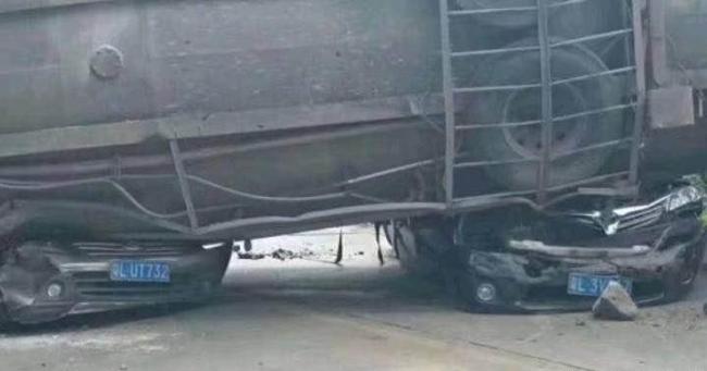2 chiếc ô tô con bị đè bẹp dúm dưới thùng sau của xe bồn