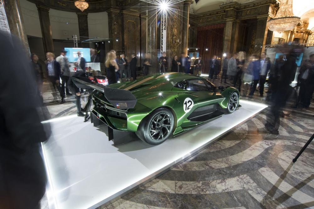 Brabham BT62 nổi bật với bộ áo xanh lá cây cùng sọc màu vàng và nhiều chi tiết bằng sợi carbon