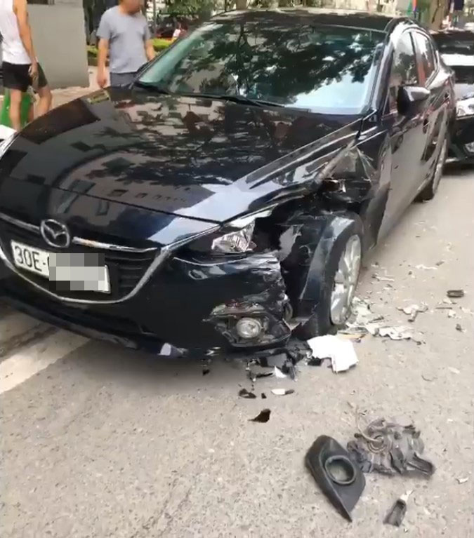 Chiếc Mazda vỡ góc đầu xe sau khi bị Hyundai Grand i10 đâm trúng