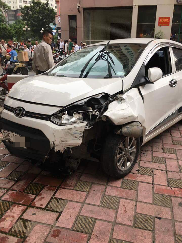 Đèn pha bên trái của chiếc Hyundai Grand i10 bị vỡ