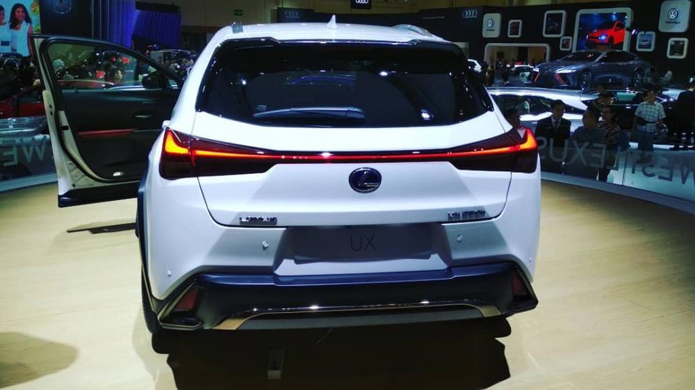 Cụm đèn hậu nằm vắt ngang đuôi xe của Lexus UX 2019