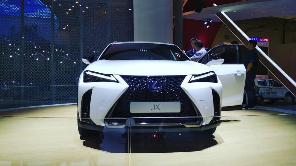Cận cảnh thiết kế đầu xe của Lexus UX 2019