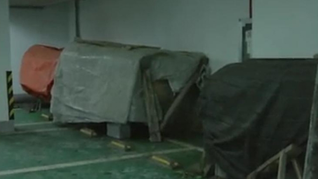 Một số cỗ quan tài được phủ kín bạt