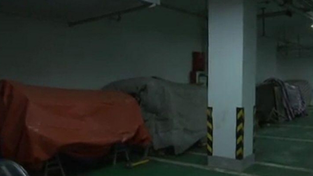 Những cỗ quan tài này khiến người dân trong tòa nhà sợ hãi