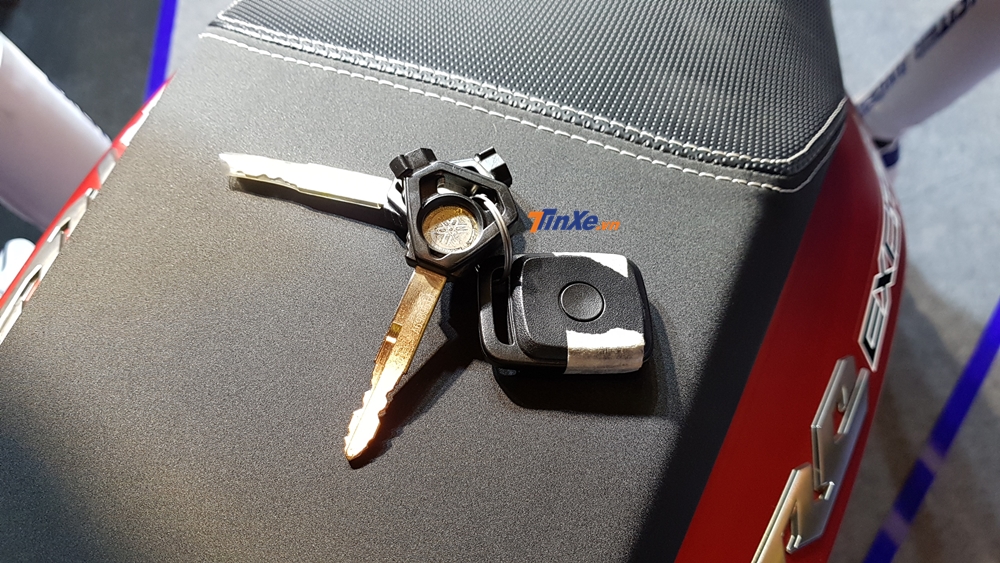 Chìa khoá định vị lần đầu tiên xuất hiện trên Yamaha Exciter 150 2019 sẽ cho khả năng tìm kiếm xe trong phạm vi lên đến 20 m Chìa khoá định vị lần đầu tiên xuất hiện trên Yamaha Exciter 150 2019 sẽ cho khả năng tìm kiếm xe trong phạm vi lên đến 20 m