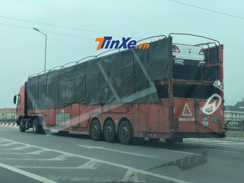 Dàn xe bán tải Mazda BT-50 2018 bị bắt gặp khi đang vận chuyển đến các đại lý Mazda tại Hà Nội.