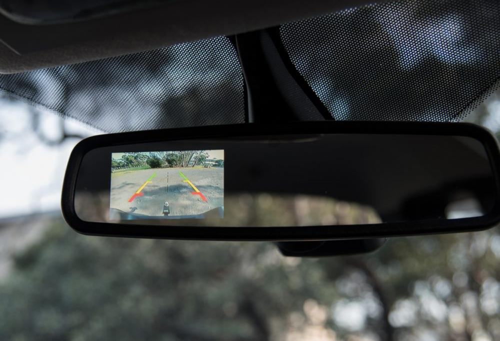Gương chiếu hậu chống loá tự động tích hợp camera lùi trên phiên bản mới.