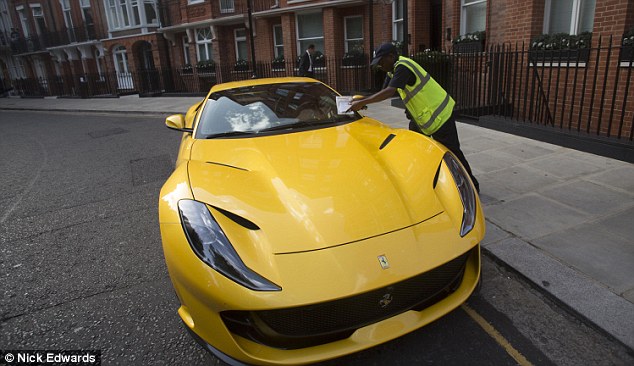 Cảnh sát viết phiếu phạt cho chủ nhân của chiếc Ferrari 812 Superfast