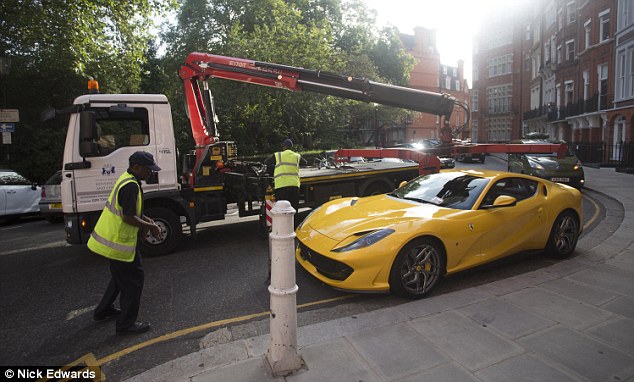 Chiếc siêu xe Ferrari 812 Superfast đỗ đè lên vạch vàng đơn