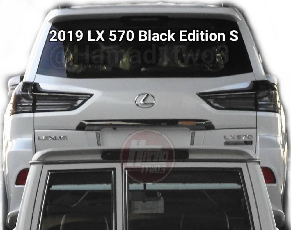Vỏ đèn hậu màu khói của Lexus LX Black Edition S 2018