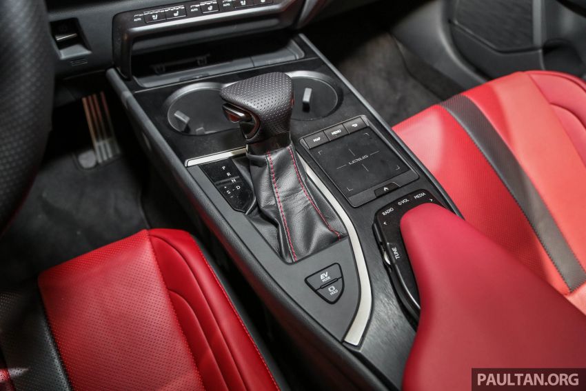 Cần số bọc da của Lexus UX 2019