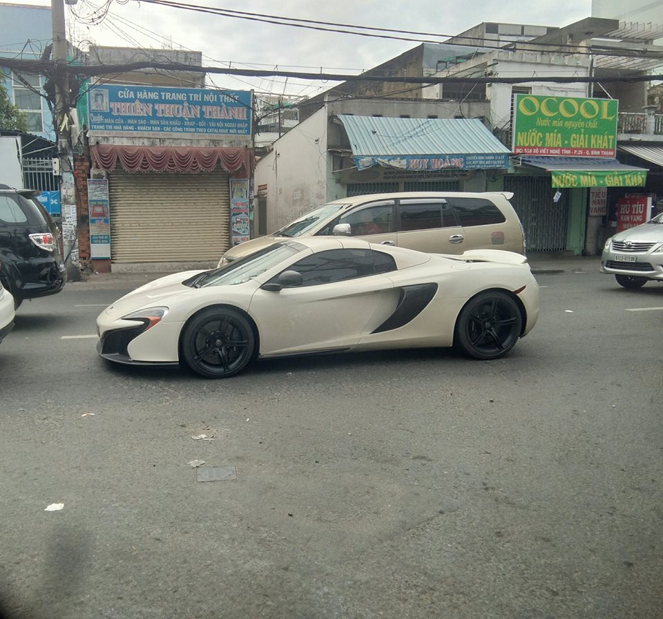Đây là bộ của chiếc McLaren 650S Spider lúc được doanh nhân kinh doanh lĩnh vực y tế mua lại từ một công ty nhập khẩu siêu xe quận 5 Đây là bộ của chiếc McLaren 650S Spider lúc được doanh nhân kinh doanh lĩnh vực y tế mua lại từ một công ty nhập khẩu siêu xe quận 5